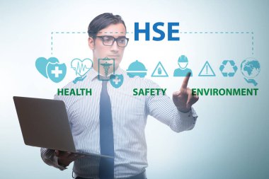 Sanal düğmeye basılı işadamı konsepti