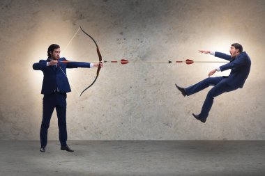İş adamı ve yay ile iş rekabet konsepti