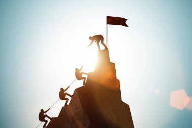 Takım çalışması kavramı dağın zirvesine tırmanıyor.