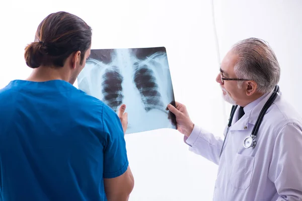 Klinikte çalışan iki erkek doktor. — Stok fotoğraf