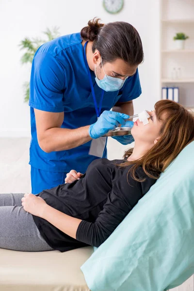 Jonge mooie vrouw op bezoek arts in plastische chirurgie concept — Stockfoto