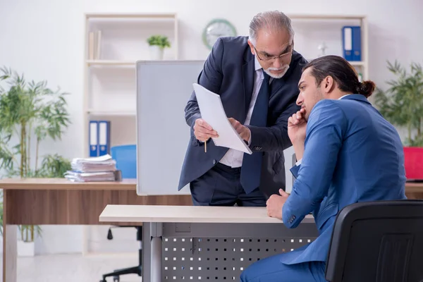 Yound et les anciens employés dans le concept de présentation d'entreprise — Photo