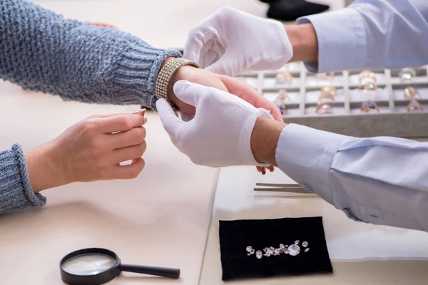 Mannelijke juwelier en vrouwelijke klant in de winkel — Stockfoto