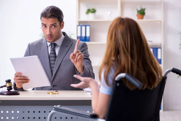 Jonge gewonde vrouw en mannelijke advocaat in de rechtszaal — Stockfoto