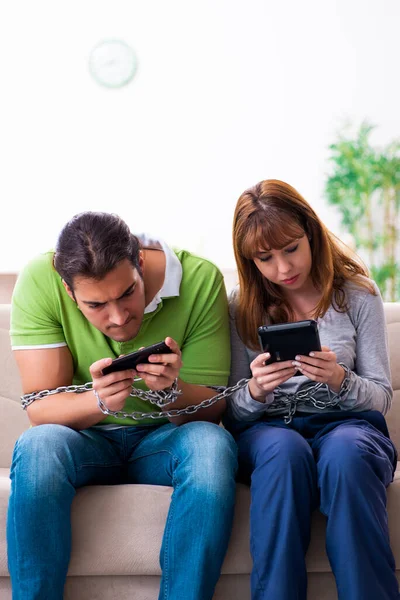 Junges Paar im Gadget-Abhängigkeitskonzept — Stockfoto