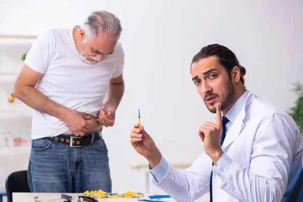 Patient suffering from diabetes visiting doctor — Stock Photo, Image