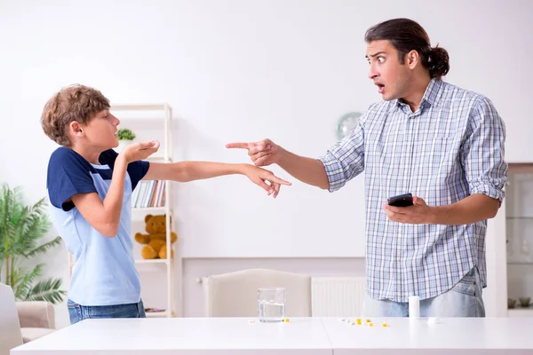 Vader en tienerzoon hebben het conflict — Stockfoto