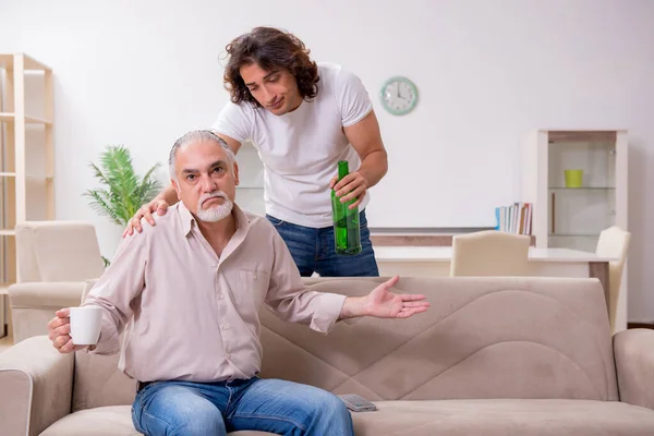 Uomo con problemi di alcolismo e la famiglia — Foto Stock