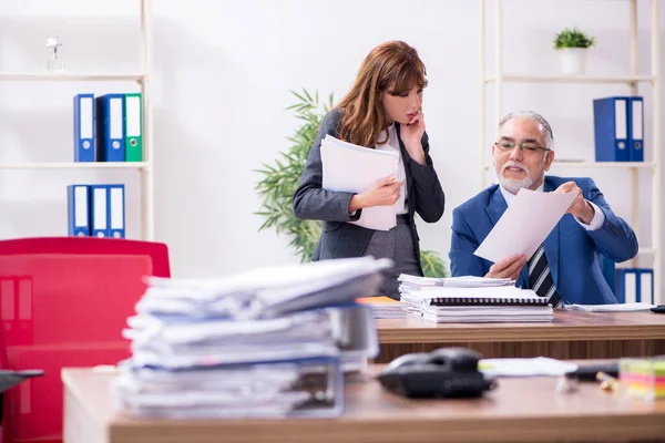 Dos empleados que trabajan en la oficina —  Fotos de Stock