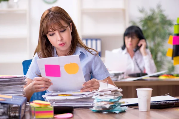 Zwei Mitarbeiterinnen und übermäßige Arbeit im Büro — Stockfoto