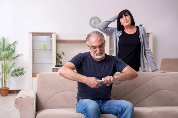 Ouderpaar heeft ruzie thuis — Stockfoto