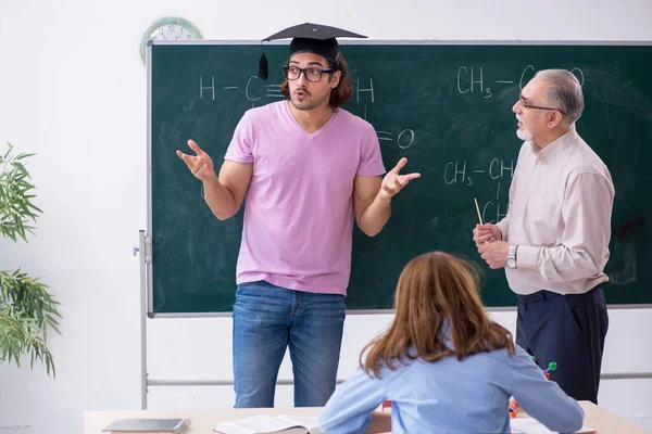 Antigo professor de química e dois alunos em sala de aula — Fotografia de Stock