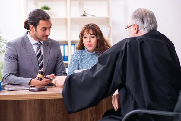 Jonge vrouw in rechtbank met rechter en advocaat — Stockfoto