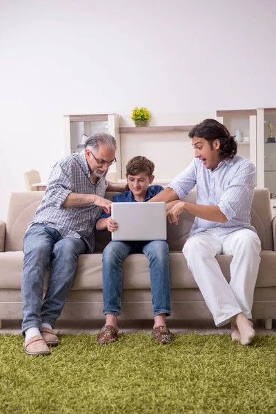 Menino e seu pai e seu grandfother indoor — Fotografia de Stock