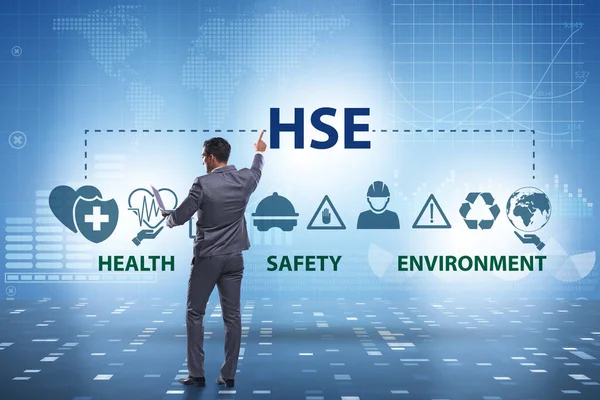 Koncept HSE pro prostředí zdravotní bezpečnosti s podnikatelem — Stock fotografie