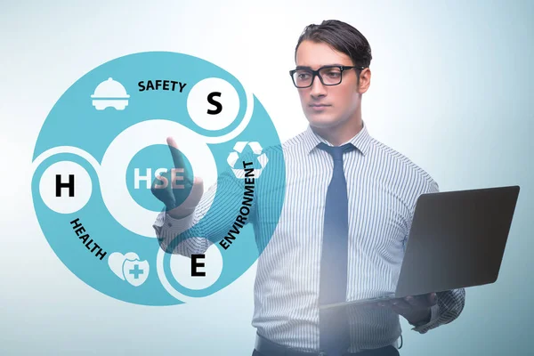Concepto HSE con empresario presionando botón virtual — Foto de Stock