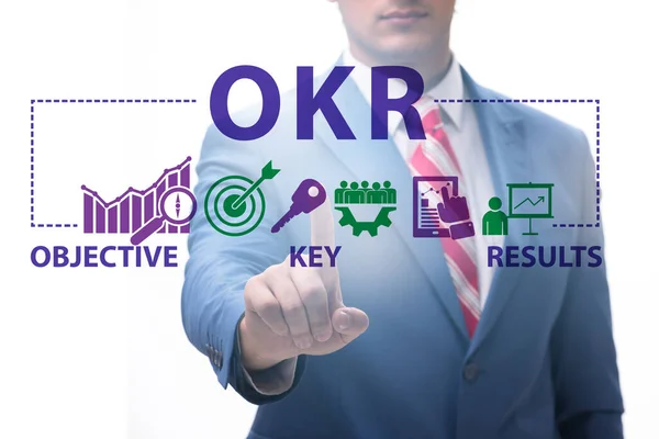 Concepto OKR con resultados clave objetivos y empresario —  Fotos de Stock