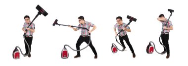 Elektrikli süpürgeyle beyaz üzerine komik adam.