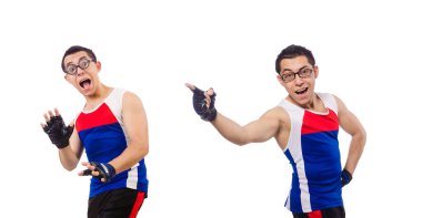 Beyaz üzerinde egzersiz yapan komik bir adam.