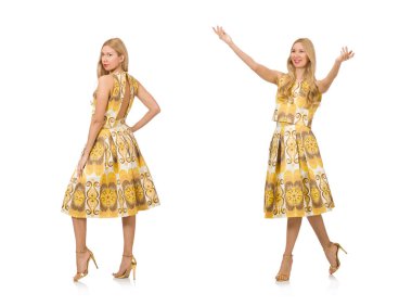 Uzun yaz elbisesi giyen genç bir kadın beyaz tenli.