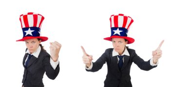 Beyaz üzerinde Amerikan sembolleri olan genç bir kadın.