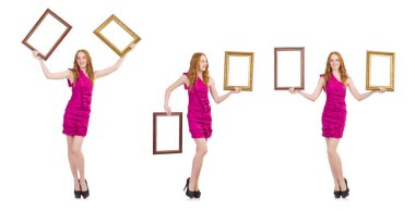 Beyaz çerçeveli bir kadın.