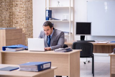 Ofiste çalışan genç bir iş adamı.