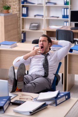 Genç bir erkek işçi aşırı işten memnun değil.