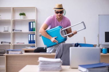 Genç erkek çalışanımız geziye hazırlanıyor.