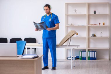 Klinikte çalışan genç bir erkek radyolog.