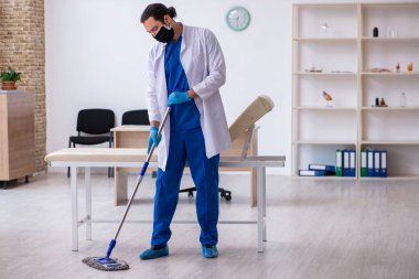 Genç erkek müteahhit salgın konseptinde dezenfekte kliniği