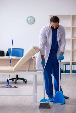 Genç erkek müteahhit salgın konseptinde dezenfekte kliniği
