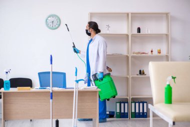 Genç erkek müteahhit salgın konseptinde dezenfekte kliniği