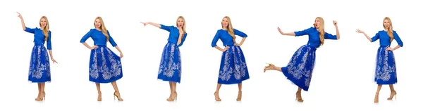 Женщина в синем платье с отпечатками цветов изолированы на белом — стоковое фото