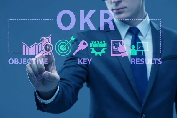 OKR concept met objectieve kernresultaten en zakenman — Stockfoto