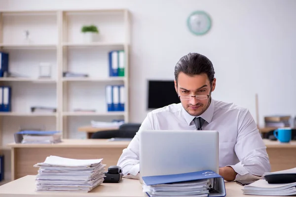 Junge männliche Mitarbeiter unzufrieden mit exzessiver Arbeit — Stockfoto