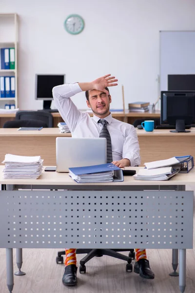 Junge männliche Mitarbeiter unzufrieden mit exzessiver Arbeit — Stockfoto