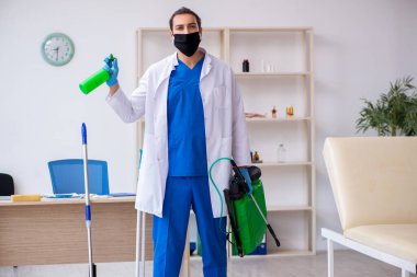 Genç erkek müteahhit salgın konseptinde dezenfekte kliniği
