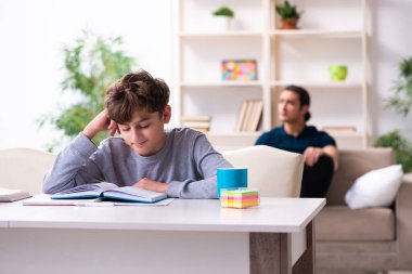 Baba ve oğul sınav hazırlığı konseptinde.