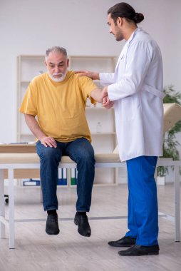 Yaşlı adam genç doktor masörünü ziyaret ediyor.