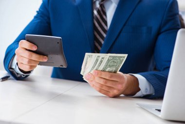 Ofiste hesap makinesiyle dolar hesaplayan muhasebeci