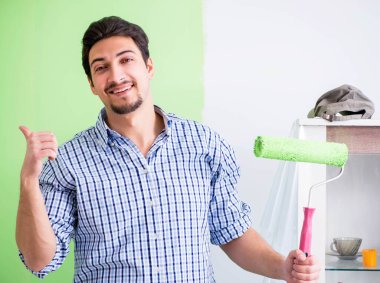 Genç ressam evde tadilat yapıyor.