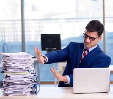 İşadamı işkolik evrak işleriyle boğuşuyor