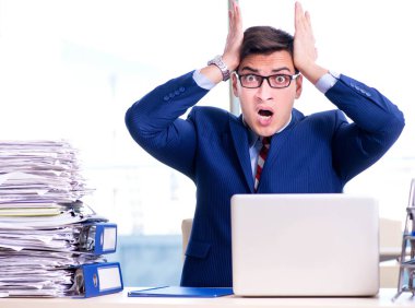 İşadamı işkolik evrak işleriyle boğuşuyor