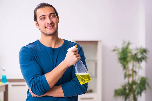 Junger Mann Ehemann macht Hausarbeit zu Hause — Stockfoto