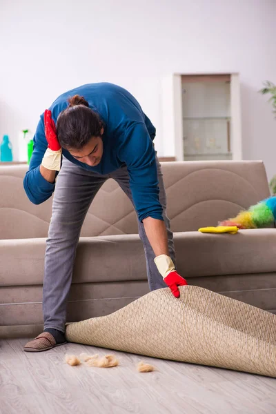 Młody mężczyzna mąż robi prace domowe w domu — Zdjęcie stockowe