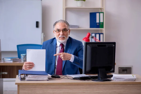 Ofiste çalışan yaşlı bir patron. — Stok fotoğraf