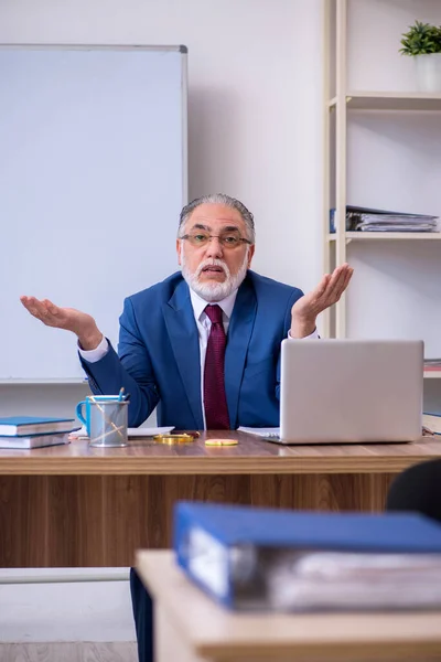 Ancien employé du patron travaillant dans le bureau — Photo