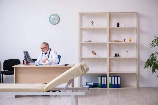 Vieux médecin masculin travaillant à la clinique — Photo