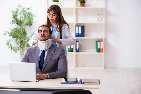 Genç bayan doktor ve hasta iş adamı ofiste. — Stok fotoğraf